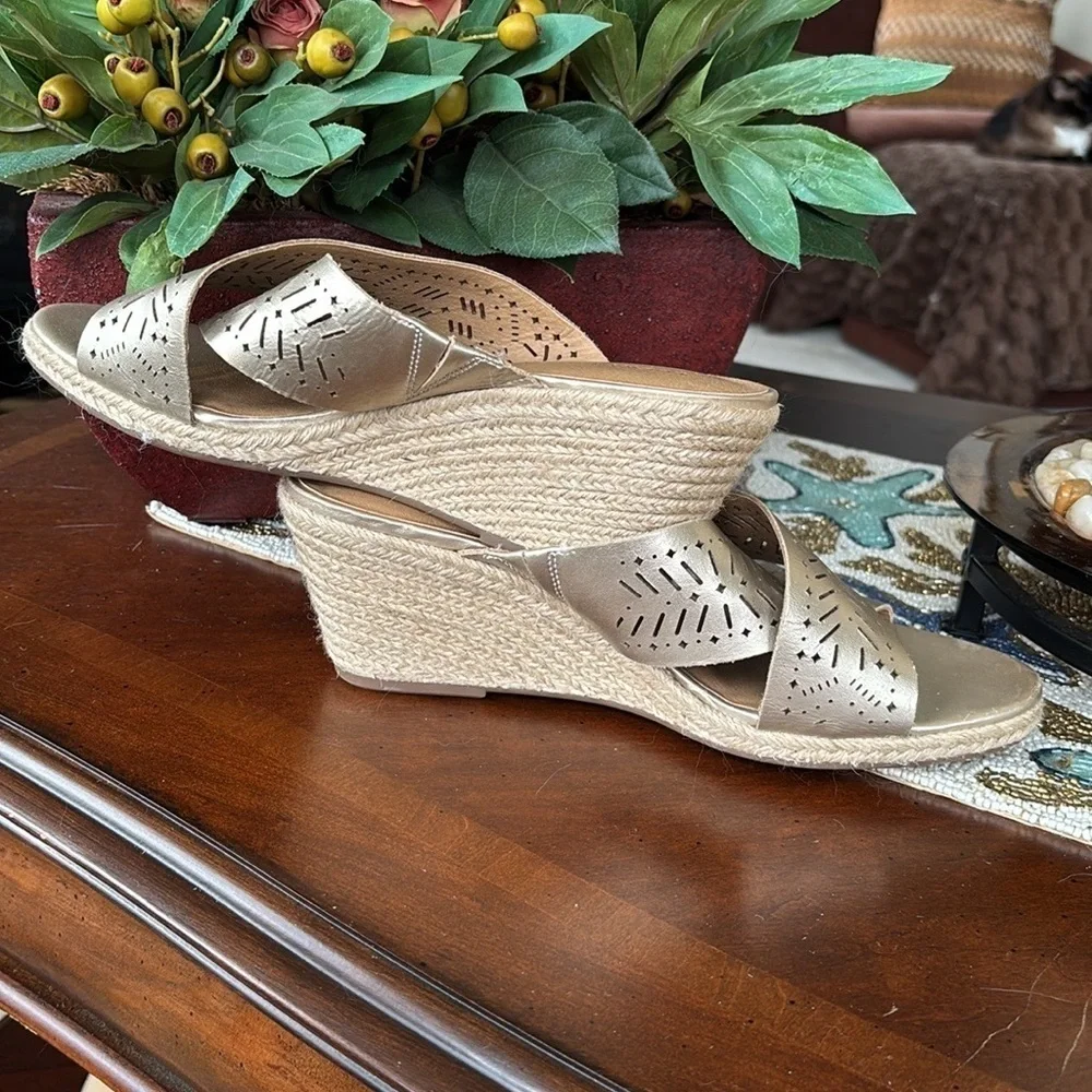 Brand New Lucky Brand Keela Genuine Leather Metallic Gold Tone Laser Cut Sandals